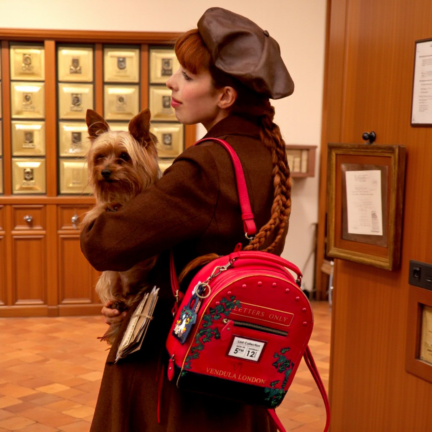 Bolso ''Postbox'' The Old Post Office - Navy Edition, venta en Maldita Rita, modelo con perro