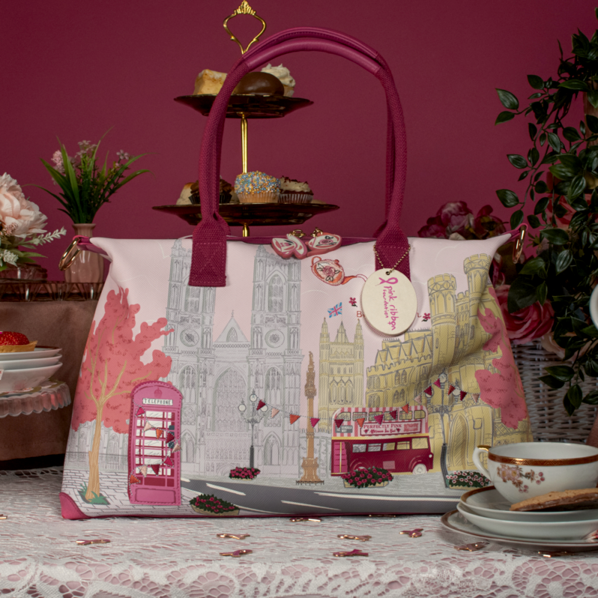 Bolso fin de semana Perfectly Pink Affternoon tea bus de Vendula London en Maldita Rita, en pastelería