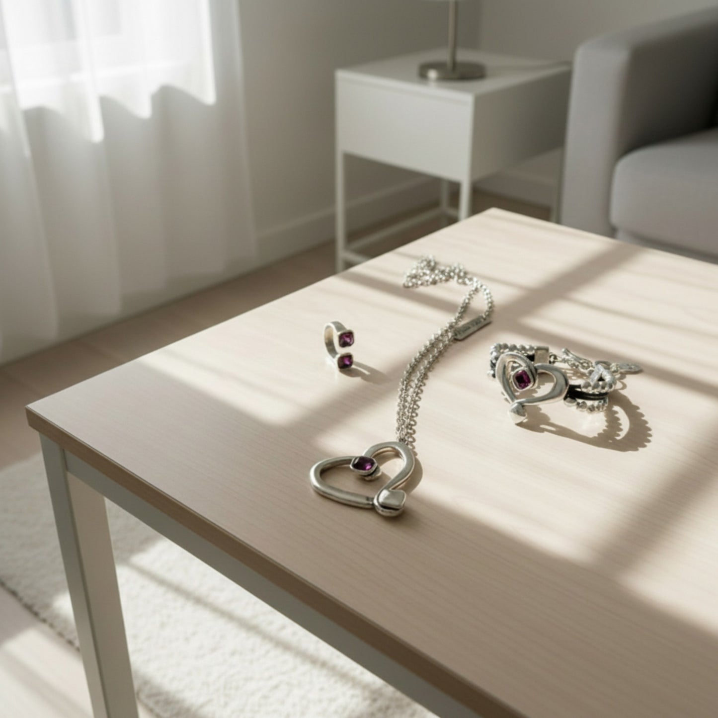 Colección Tesoro completa de anillo, pulsera y colgante en color morado, de la marca Maldita Rita. 