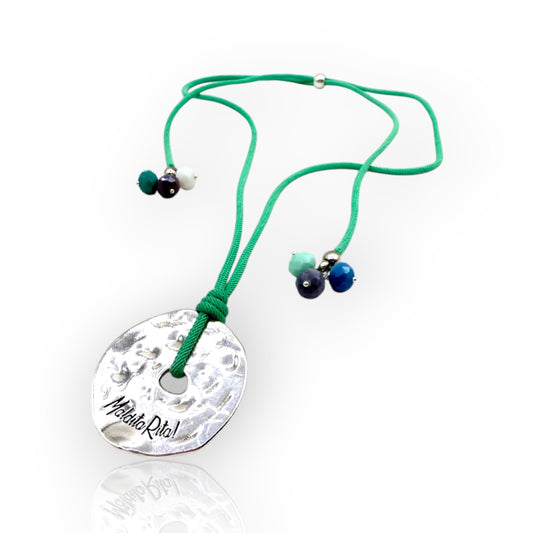 Colgante plata con cordon verde menta y bolas de cristal de la marca Maldita Rita