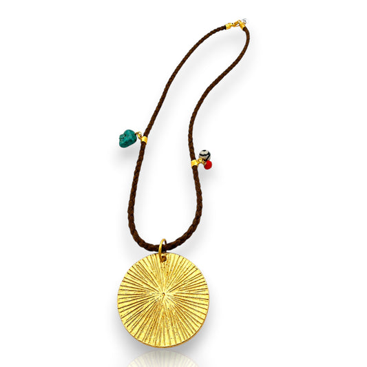 Colgante marrón con medallón dorado mate y piedras naturales, turquesa, rojo y blanco-negro. Diseño de Maldita Rita Joyería Almería.