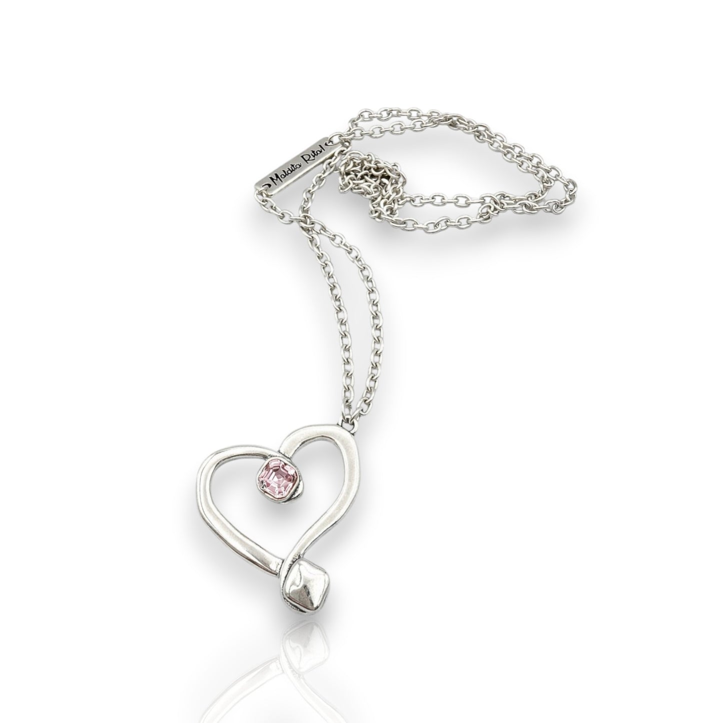Colgante corazón rosa de cristal de Swarovski y plata con cadena. De la marca Maldita Rita, detalle del corazón.
