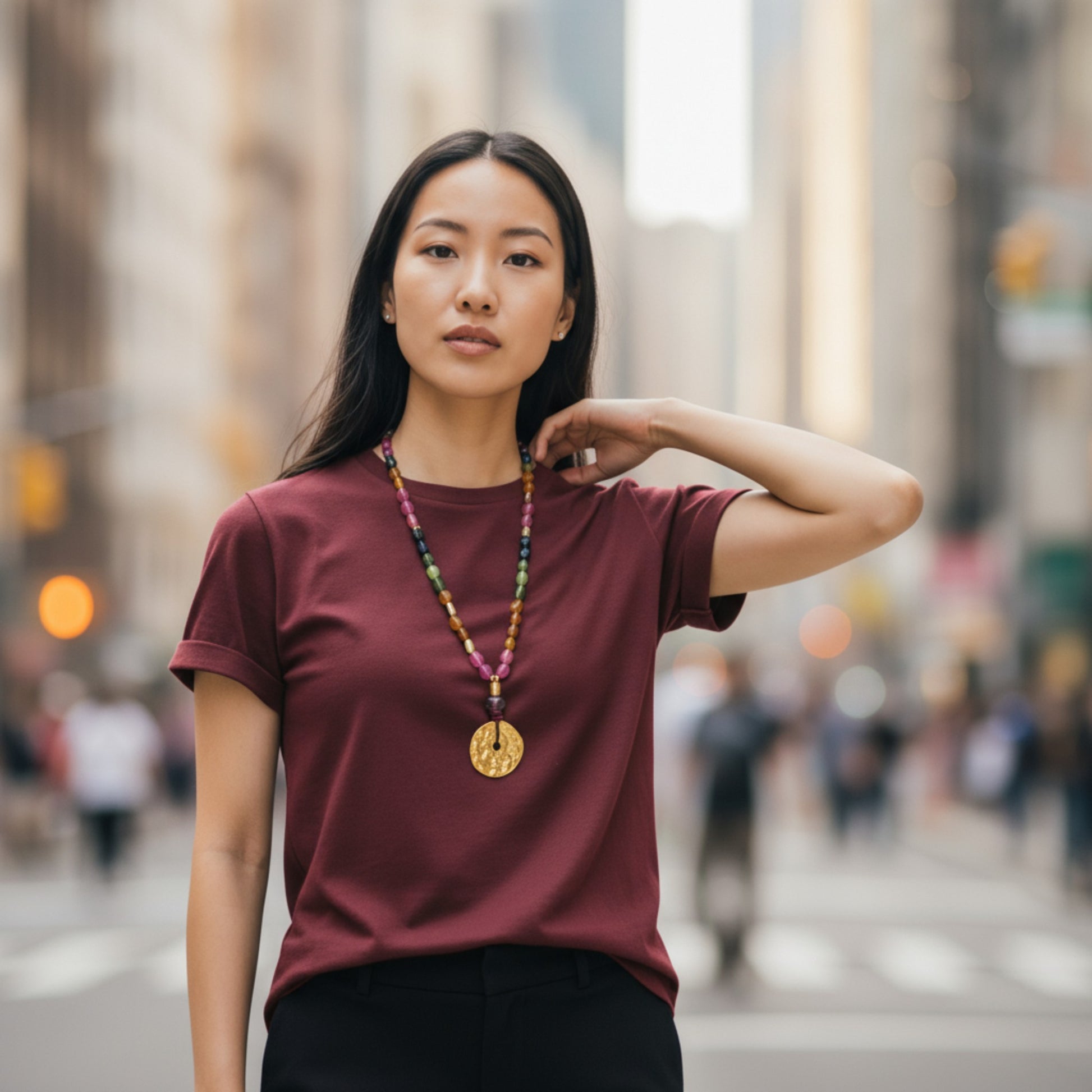 Collar de mujer de piedras naturales, turmalinas, con componentes en dorado, de la marca Maldita Rita. Modelo blusa burgundy