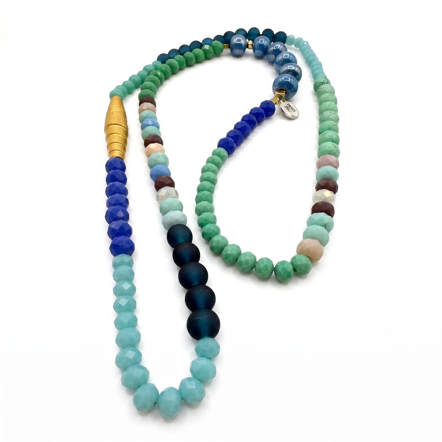 Collar Mix de Azules, en diferentes cristales y cerámicas, diseño de Maldita Rita exclusivo. Detalle de las piedras.