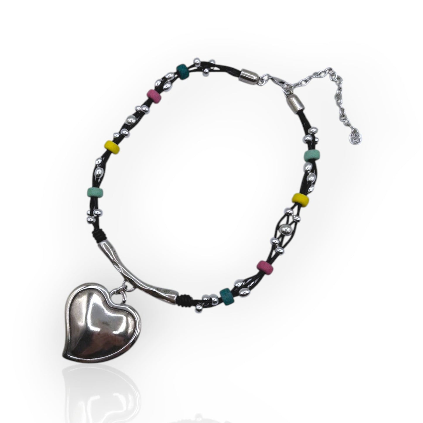 Collar Charo con corazón y cuero y cuentas de colores, de Maldita Rita, desde arriba