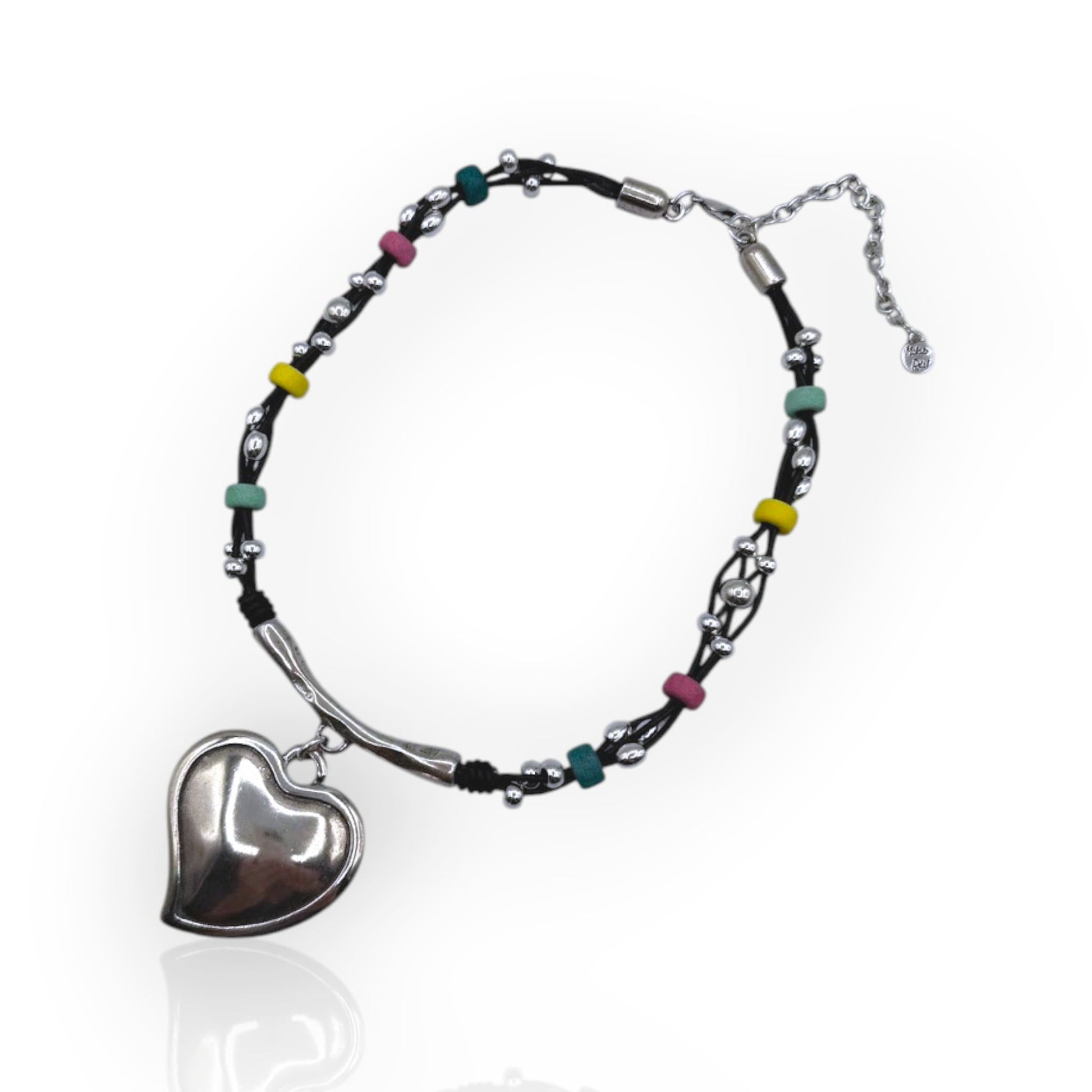 Collar Charo con corazón y cuero y cuentas de colores, de Maldita Rita, desde arriba