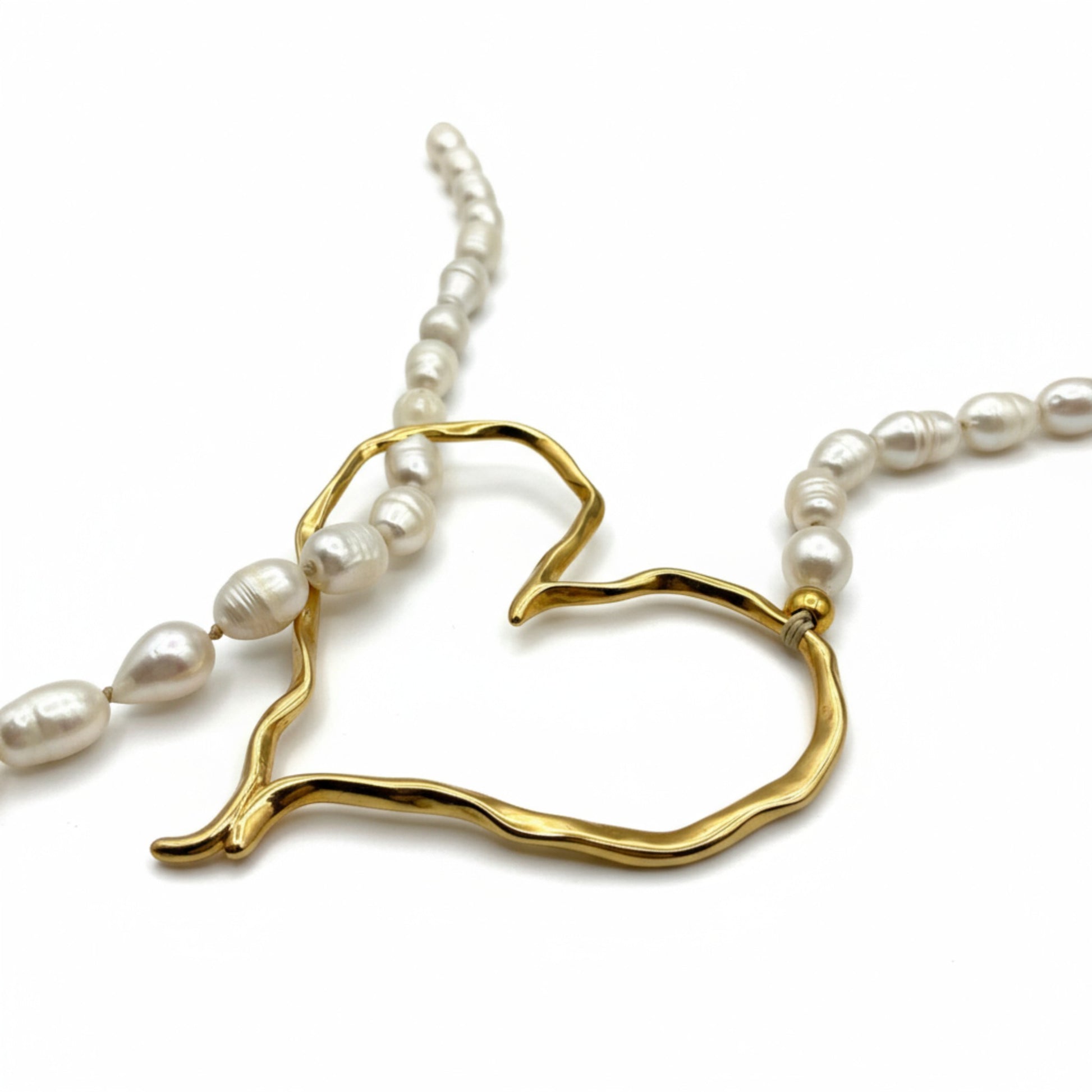 Collar Cuore en perla blanca de Maldita Rita, collar perlas de mujer, detalle del corazón irregular