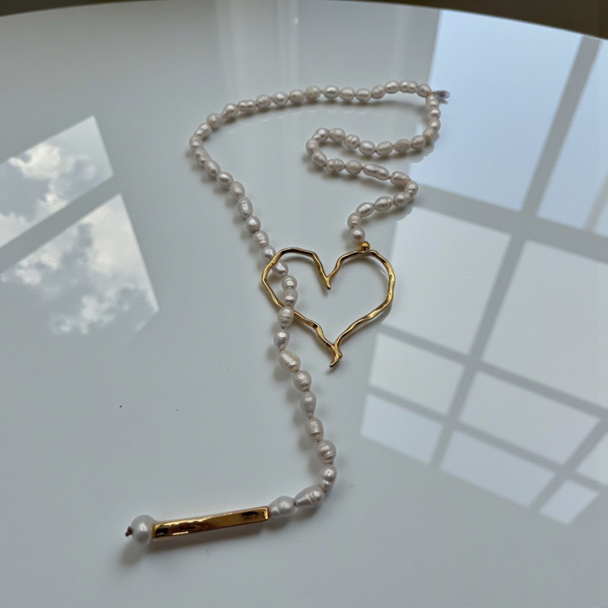 Collar Cuore en perla blanca de Maldita Rita, collar perlas de mujer con corazón dorado