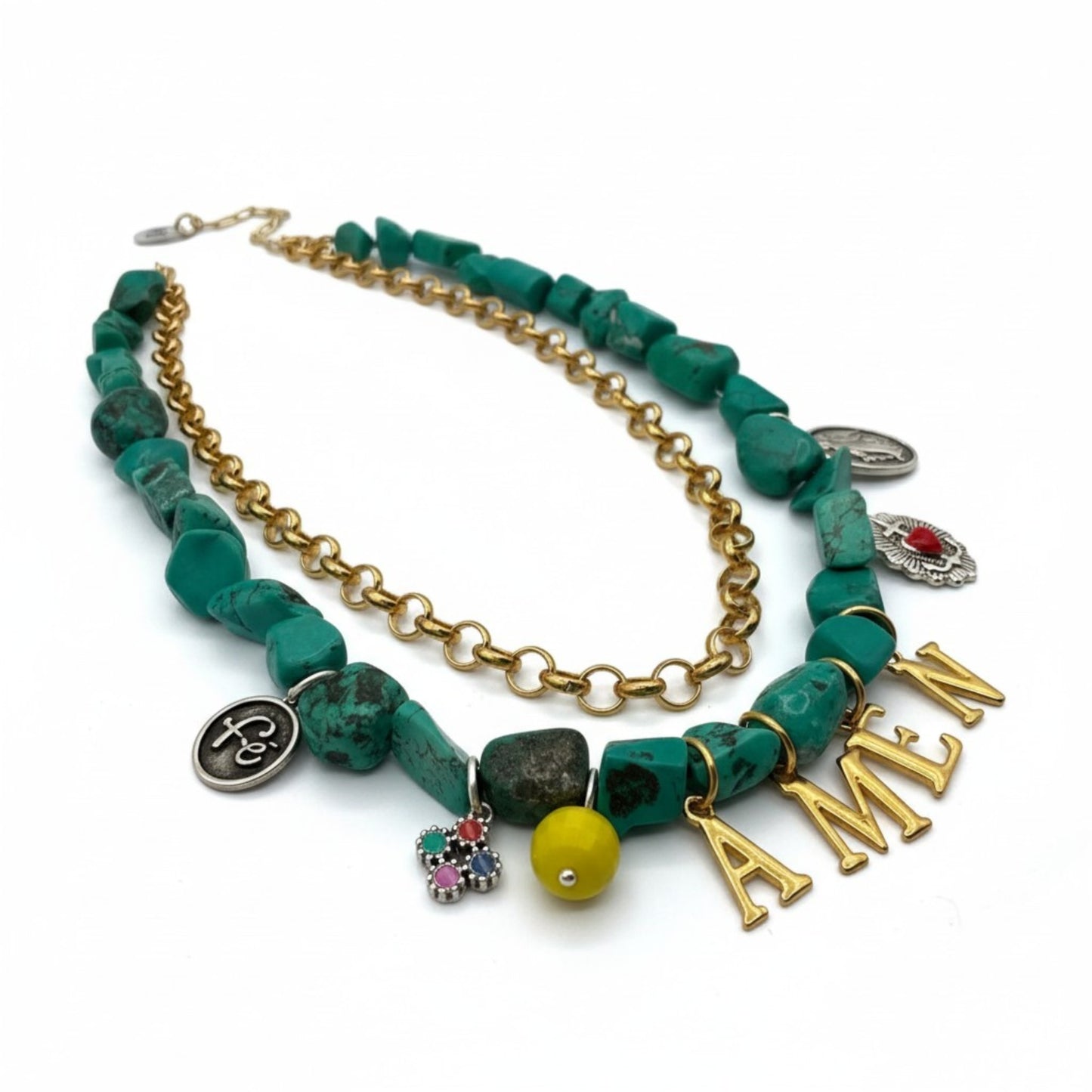 Collar Festivibe Amen, en turquesas, dorado y plata con colgantes, de la marca Maldita Rita. Estilo boho hippie festival. 