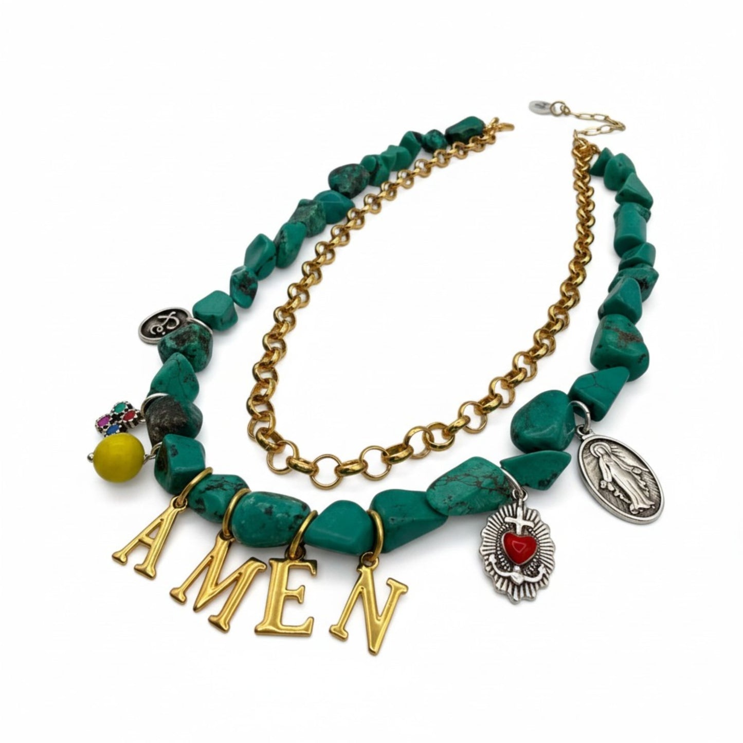 Collar Festivibe Amen, en turquesas, dorado y plata con colgantes, de la marca Maldita Rita. Estilo boho hippie festival. Vista por la derecha.