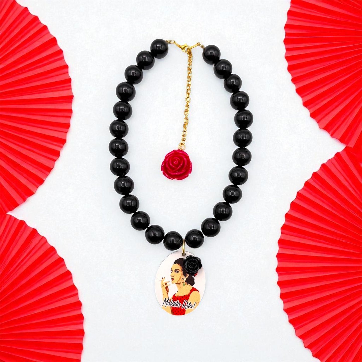 Collar Lola de Maldita Rita, vista con abanicos rojos