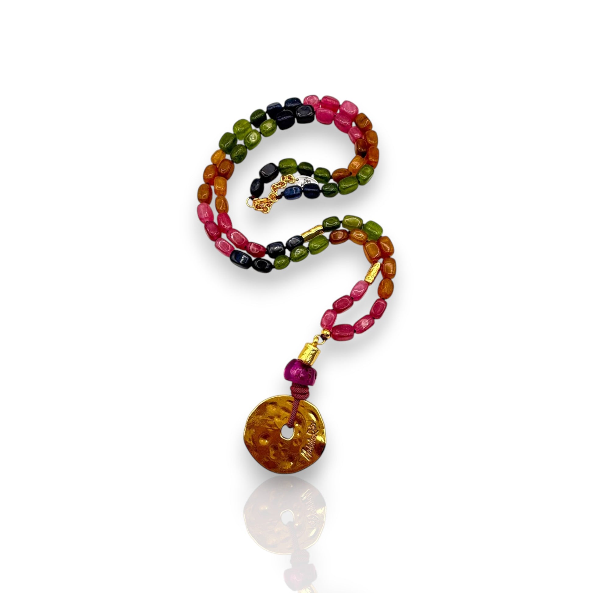 Collar de mujer de piedras naturales, turmalinas, con componentes en dorado, de la marca Maldita Rita.  Vista desde arriba
