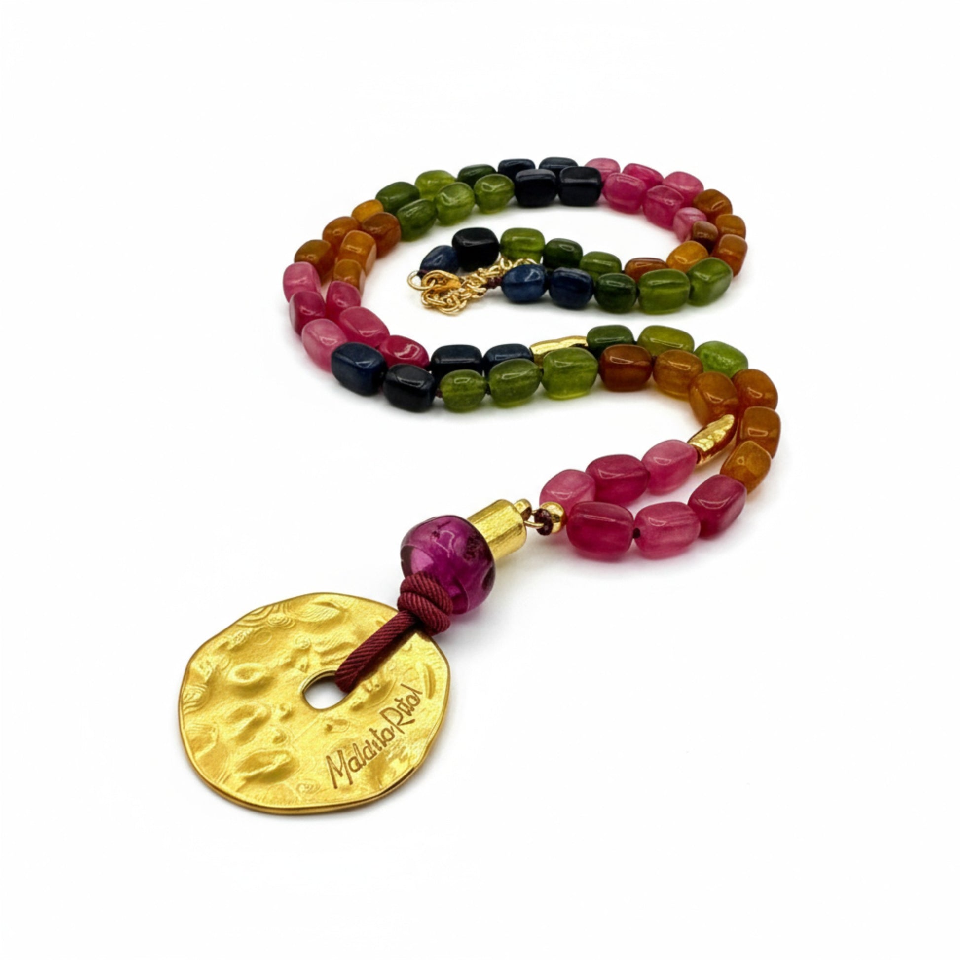 Collar de mujer de piedras naturales, turmalinas, con componentes en dorado, de la marca Maldita Rita. 