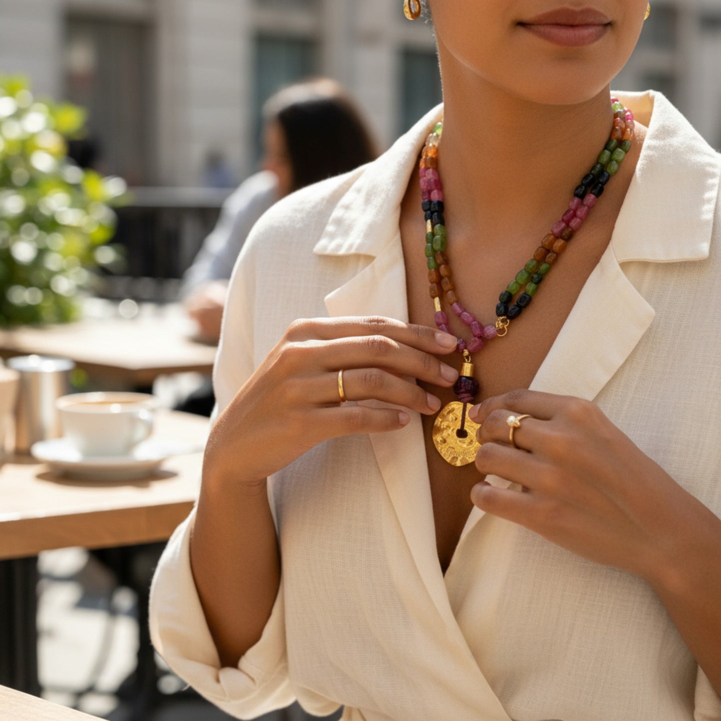 Collar de mujer de piedras naturales, turmalinas, con componentes en dorado, de la marca Maldita Rita.  Collar doblado con modelo
