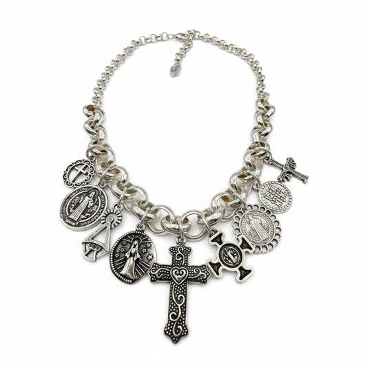 Collar Madonna, cadena con colgantes de vírgenes, santos y cruces, de la marca Maldita Rita. 