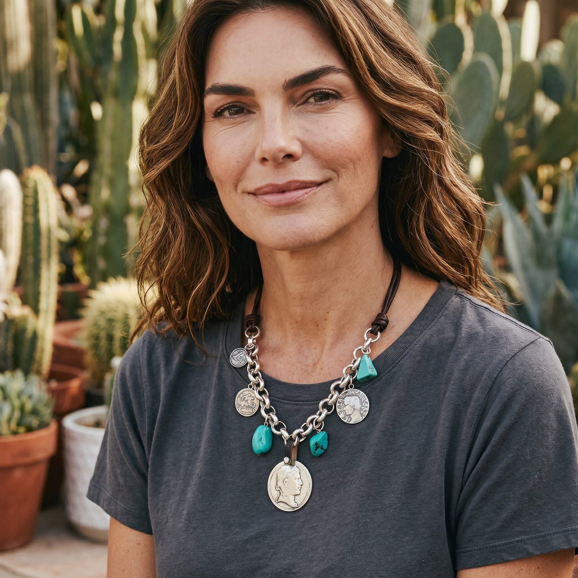 Collar de plata, cuero y turquesas con colgantes de monedas. Diseño de Maldita Rita. Visto en modelo
