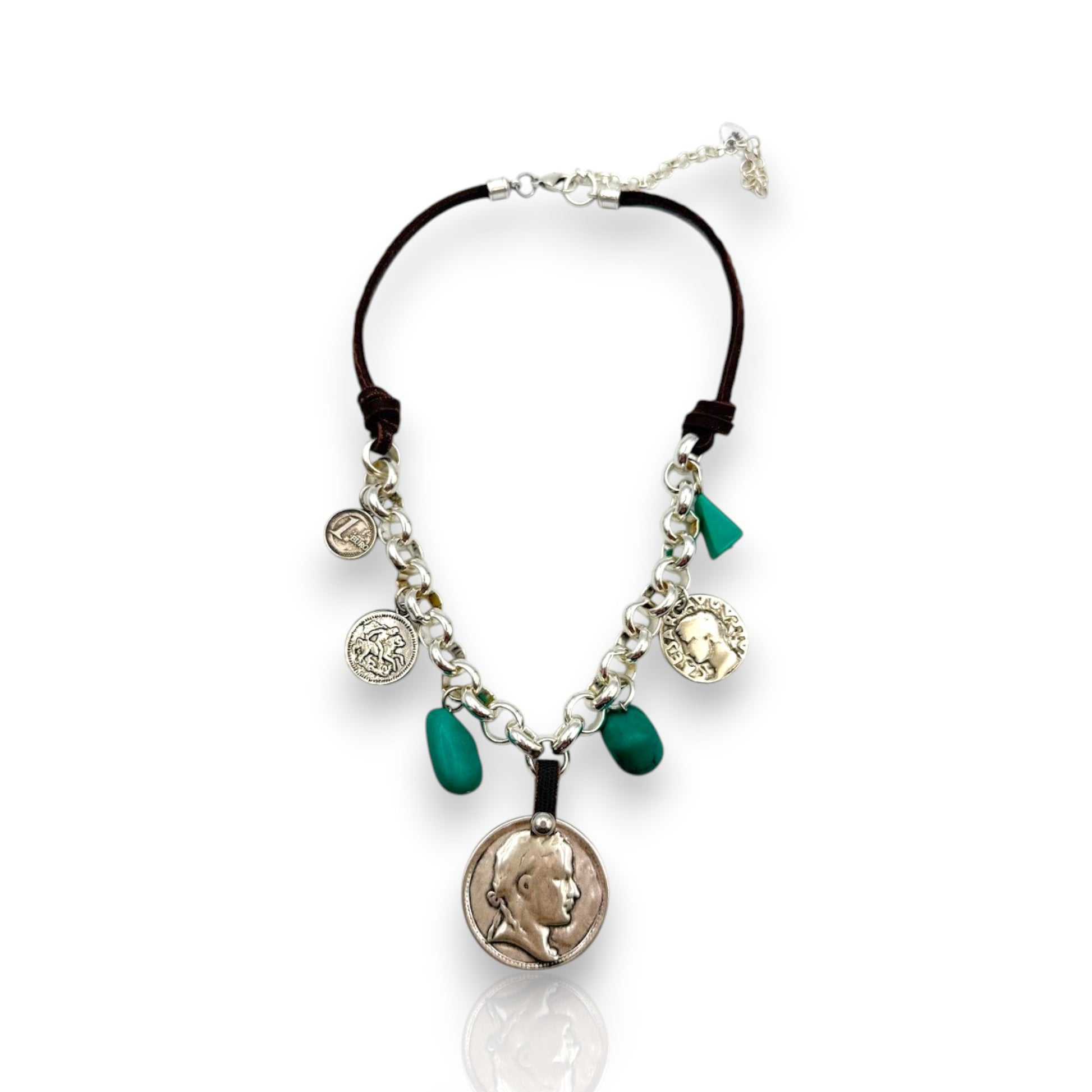 Collar de plata, cuero y turquesas con colgantes de monedas. Diseño de Maldita Rita. 