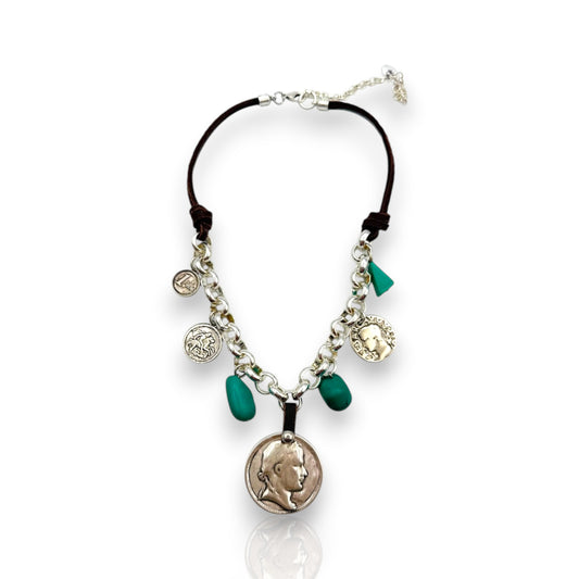 Collar de plata, cuero y turquesas con colgantes de monedas. Diseño de Maldita Rita. 