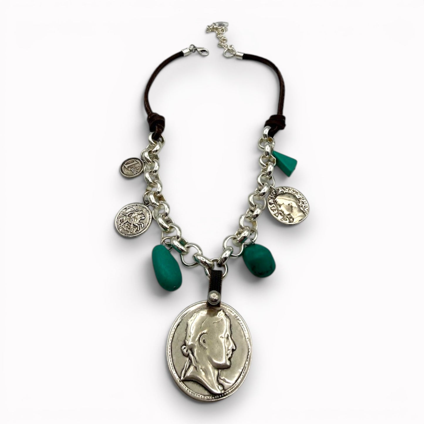 Collar de plata, cuero y turquesas con colgantes de monedas. Diseño de Maldita Rita. Detalle de la moneda