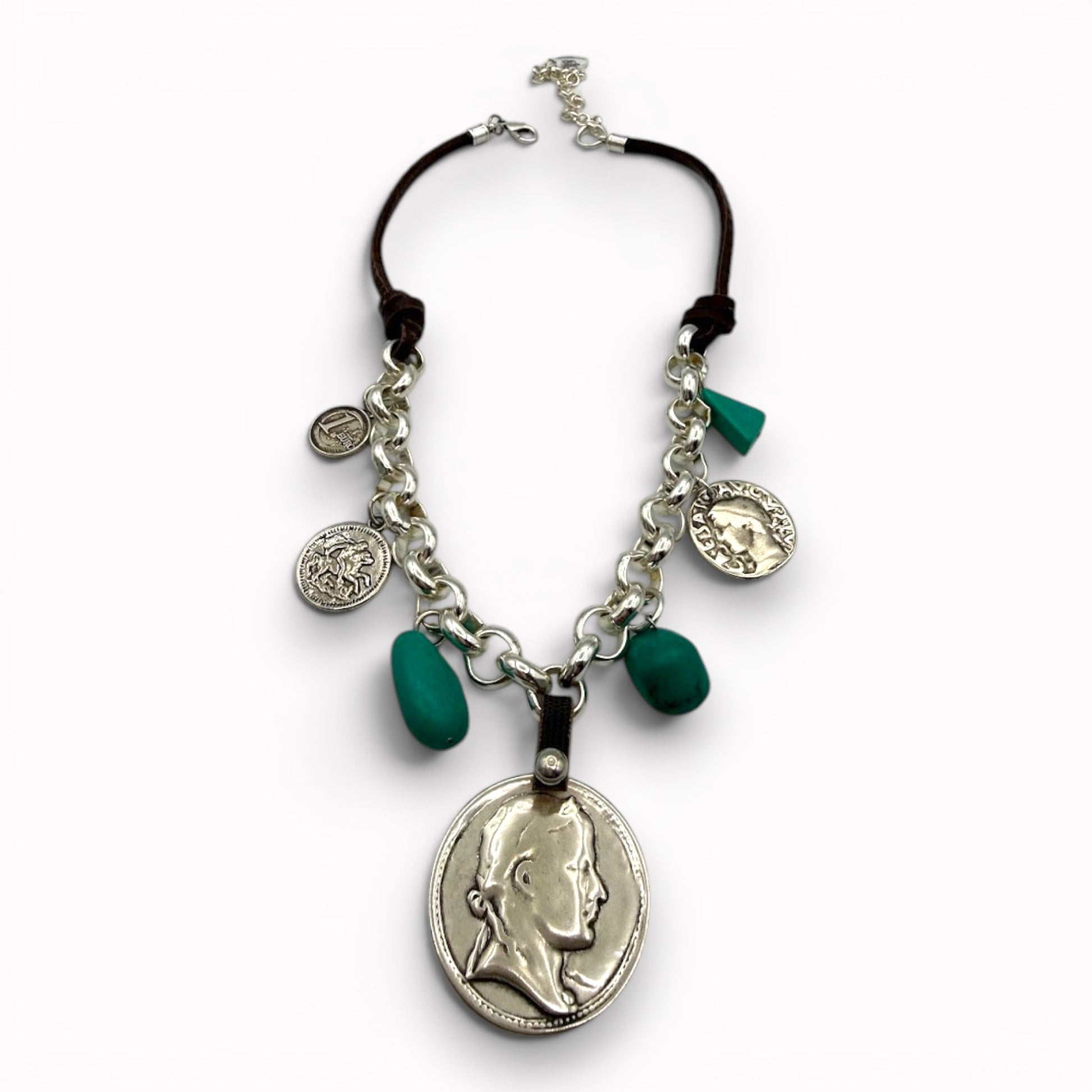 Collar de plata, cuero y turquesas con colgantes de monedas. Diseño de Maldita Rita. Detalle de la moneda