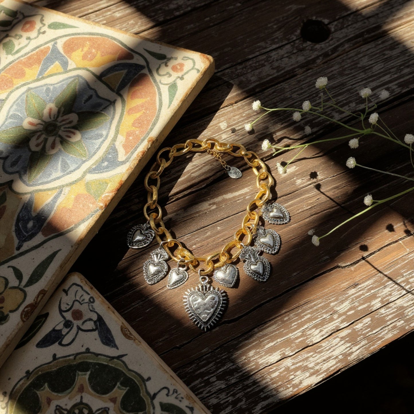 Collar Milagrito oro de Maldita Rita Joyería, vista en madera 