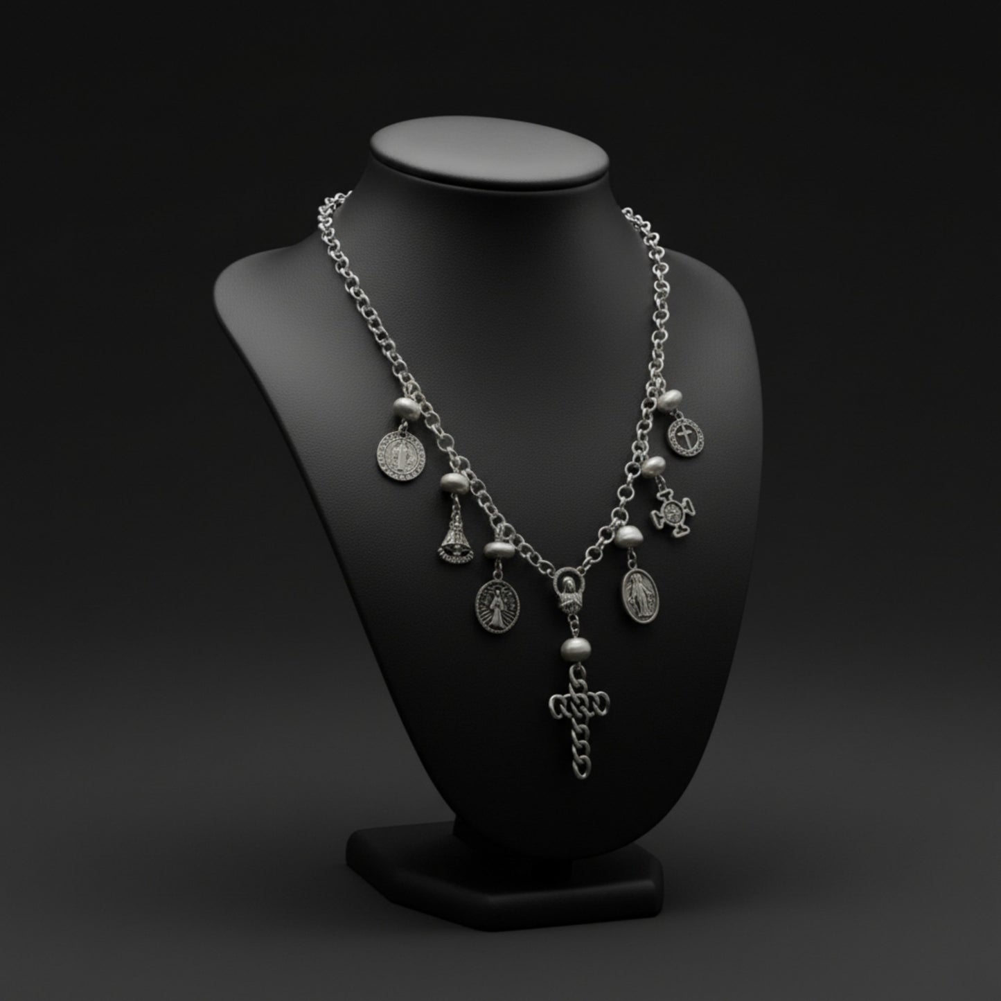 Collar San Benito de Maldita Rita joyería, medallitas con perlas naturales. Visto en busto negro.