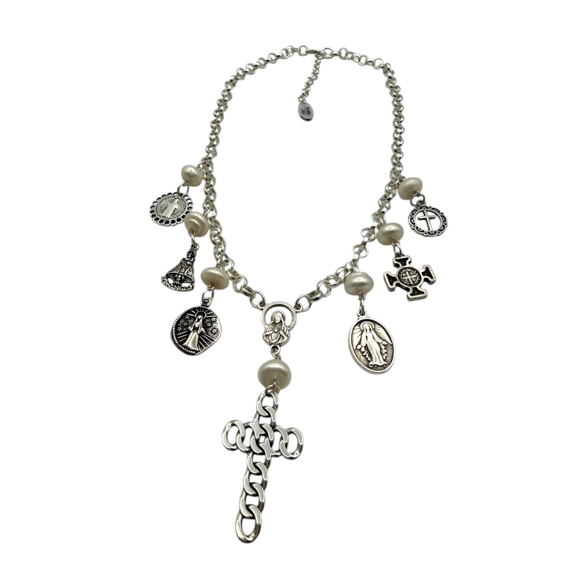 Collar San Benito de Maldita Rita joyería, medallitas con perlas naturales, vista lateral y al detalle