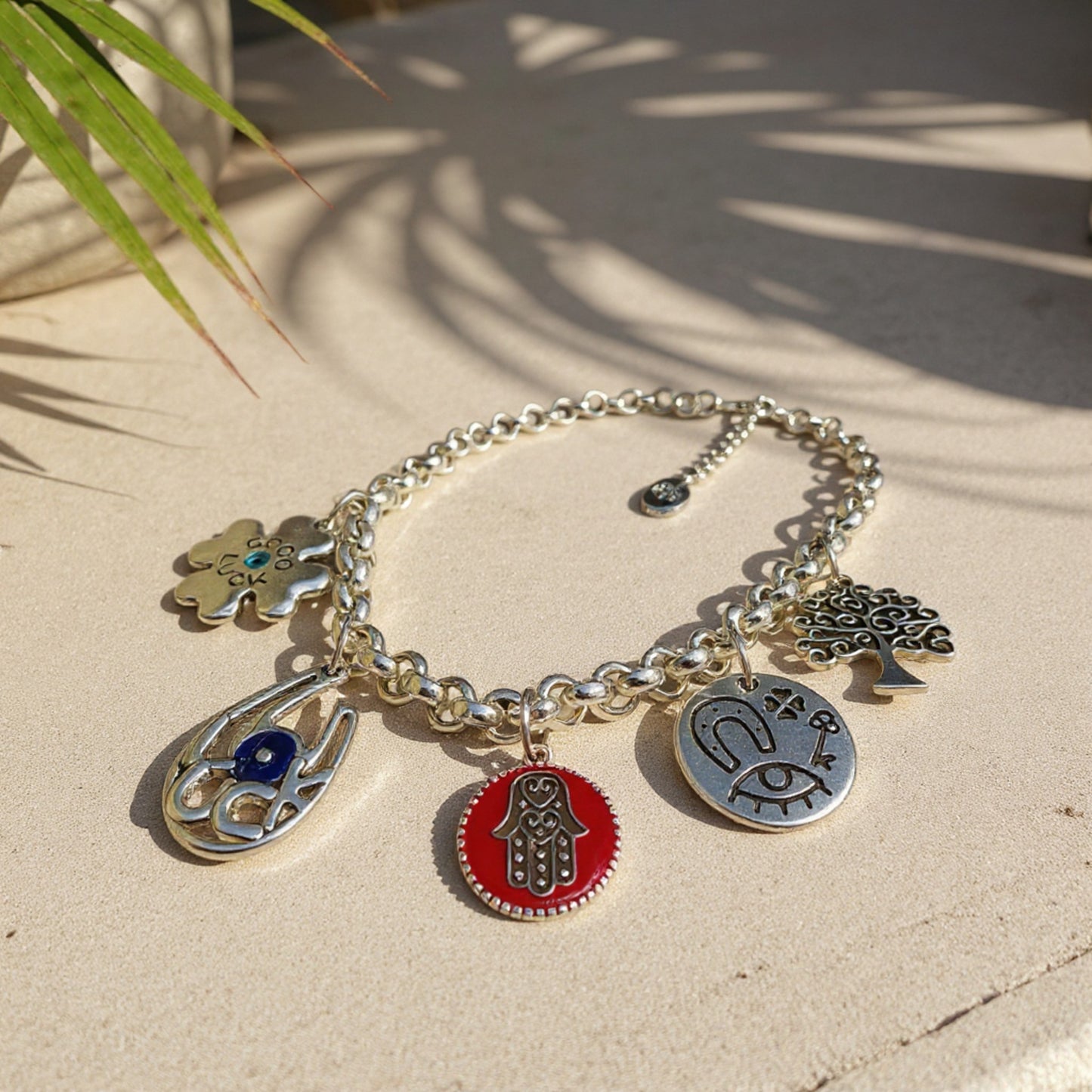 Collar Suertecita de Maldita Rita – collar con amuletos de la suerte hecho a mano en Almería, España. Detalle colgantes 