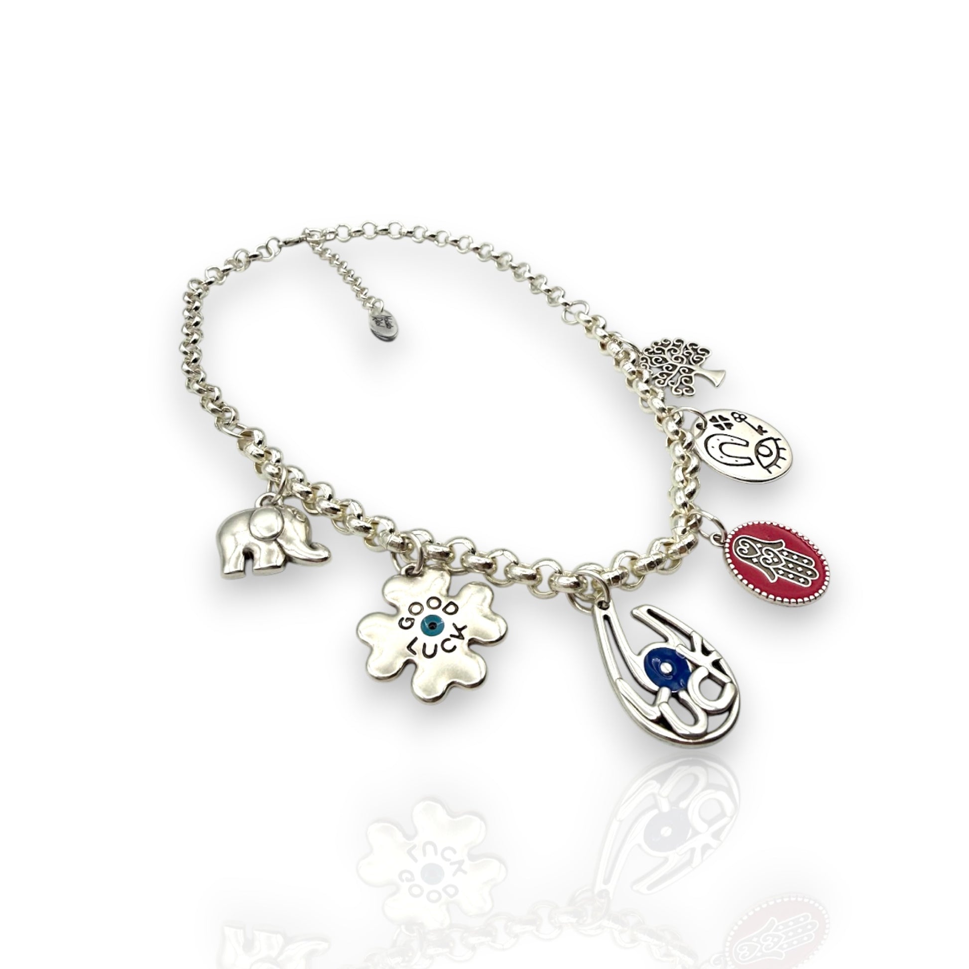 Collar Suertecita de Maldita Rita – collar con amuletos de la suerte hecho a mano en Almería, España. Vista lateral izquierda