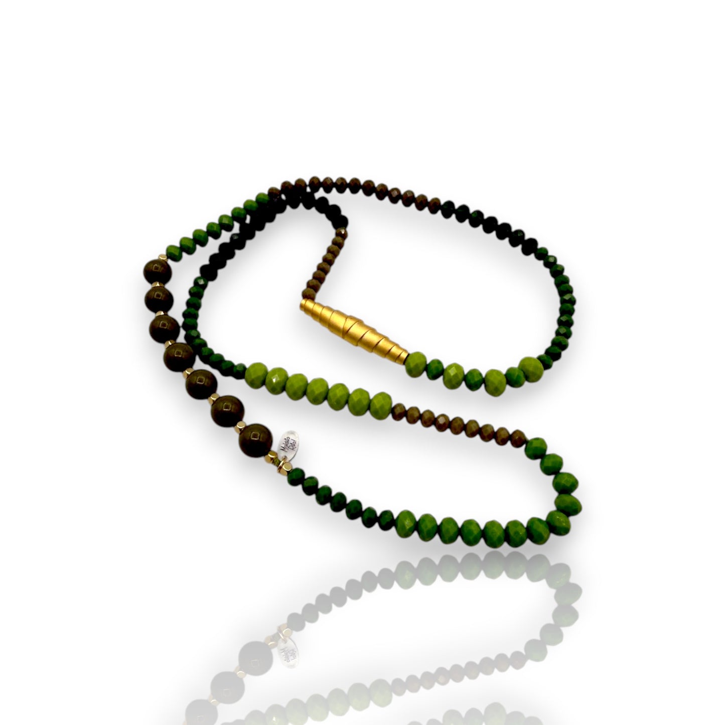 Collar en diferentes verdes, cristal checo y piezas con baño de oro. Diseño de Maldita Rita. 