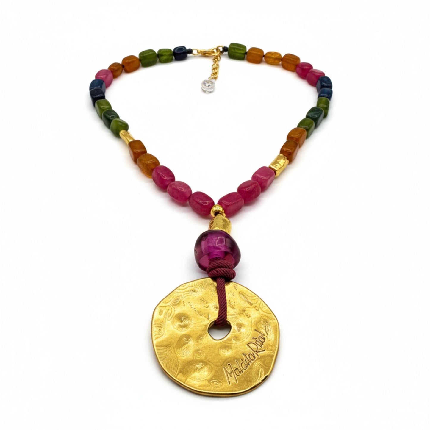 Collar corto con medallón dorado y piedas naturales de Maldita Rita Joyería. 