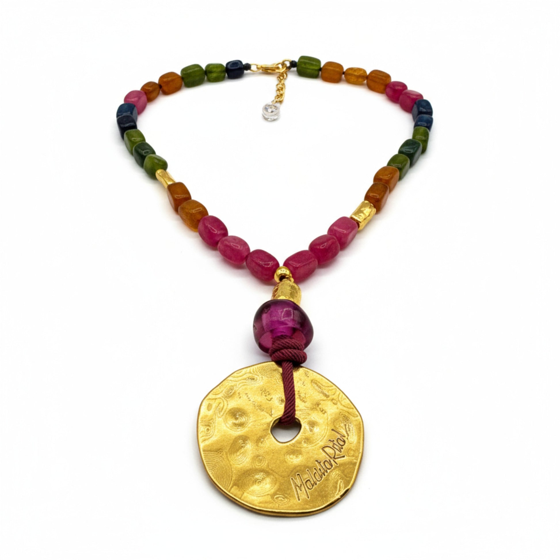 Collar corto con medallón dorado y piedas naturales de Maldita Rita Joyería. 