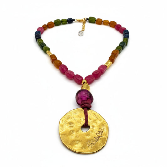 Collar corto con medallón dorado y piedas naturales de Maldita Rita Joyería. 