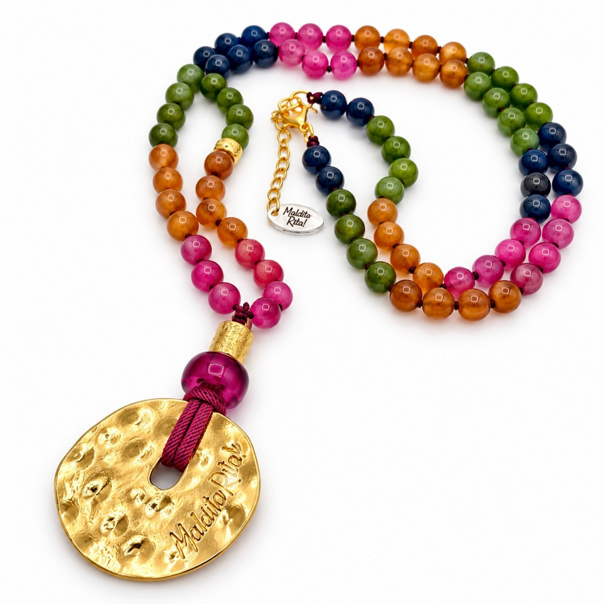 Collar de piedras naturales con medallón redondo en oro, colección Lunática oro de Maldita Rita Joyería. Baño de oro y piedras naturales. 