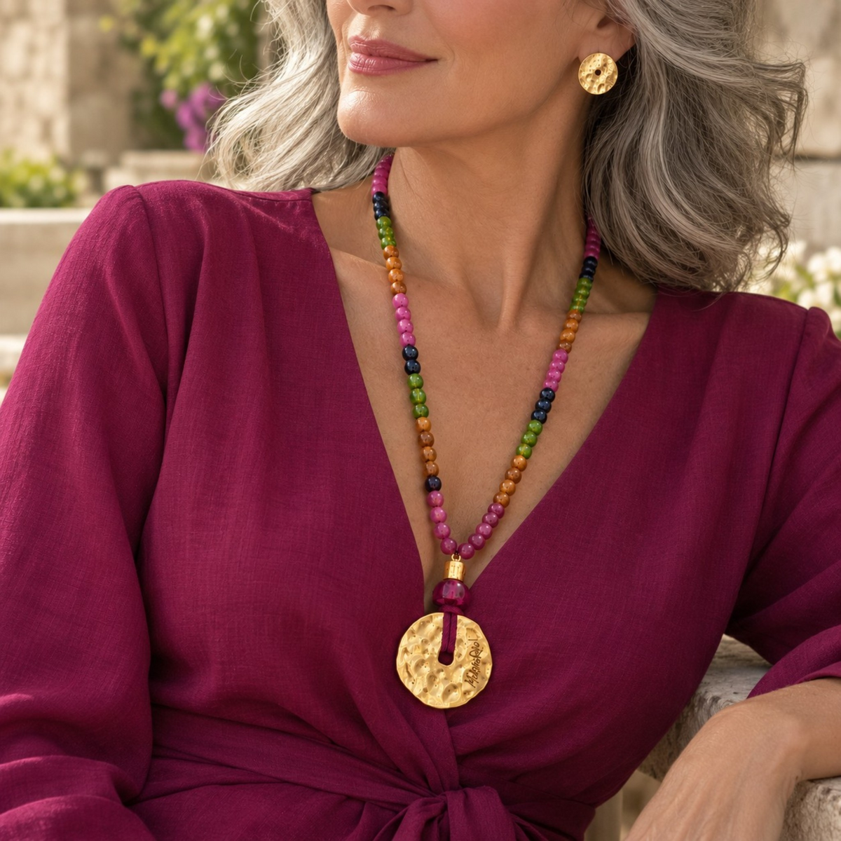 Collar de piedras naturales con medallón redondo en oro, colección Lunática oro de Maldita Rita Joyería. Modelo madura. Marca almeriense de joyas.