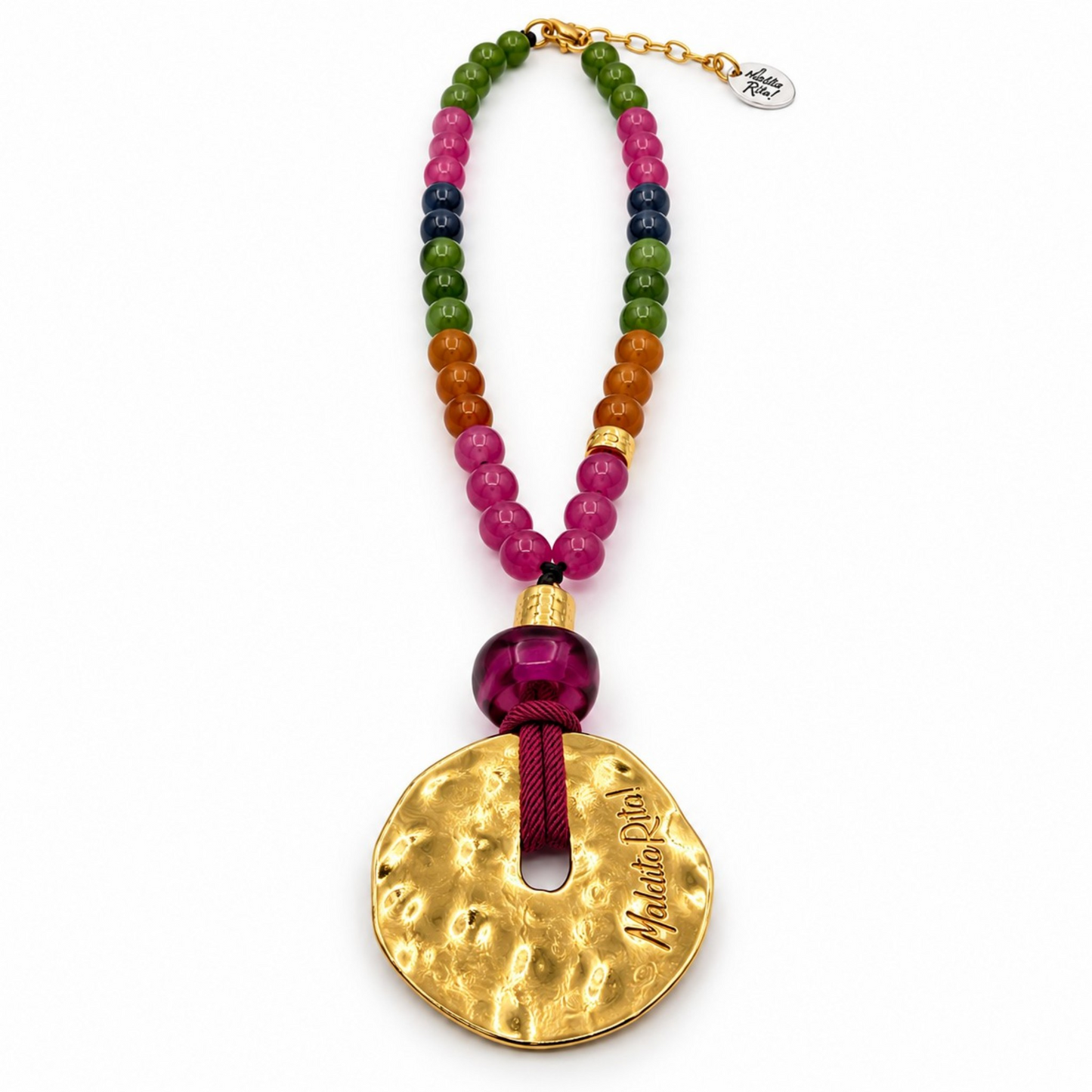 Collar de piedras naturales y medallón con baño de oro corto, colección Lunática de Maldita Rita Joyería.