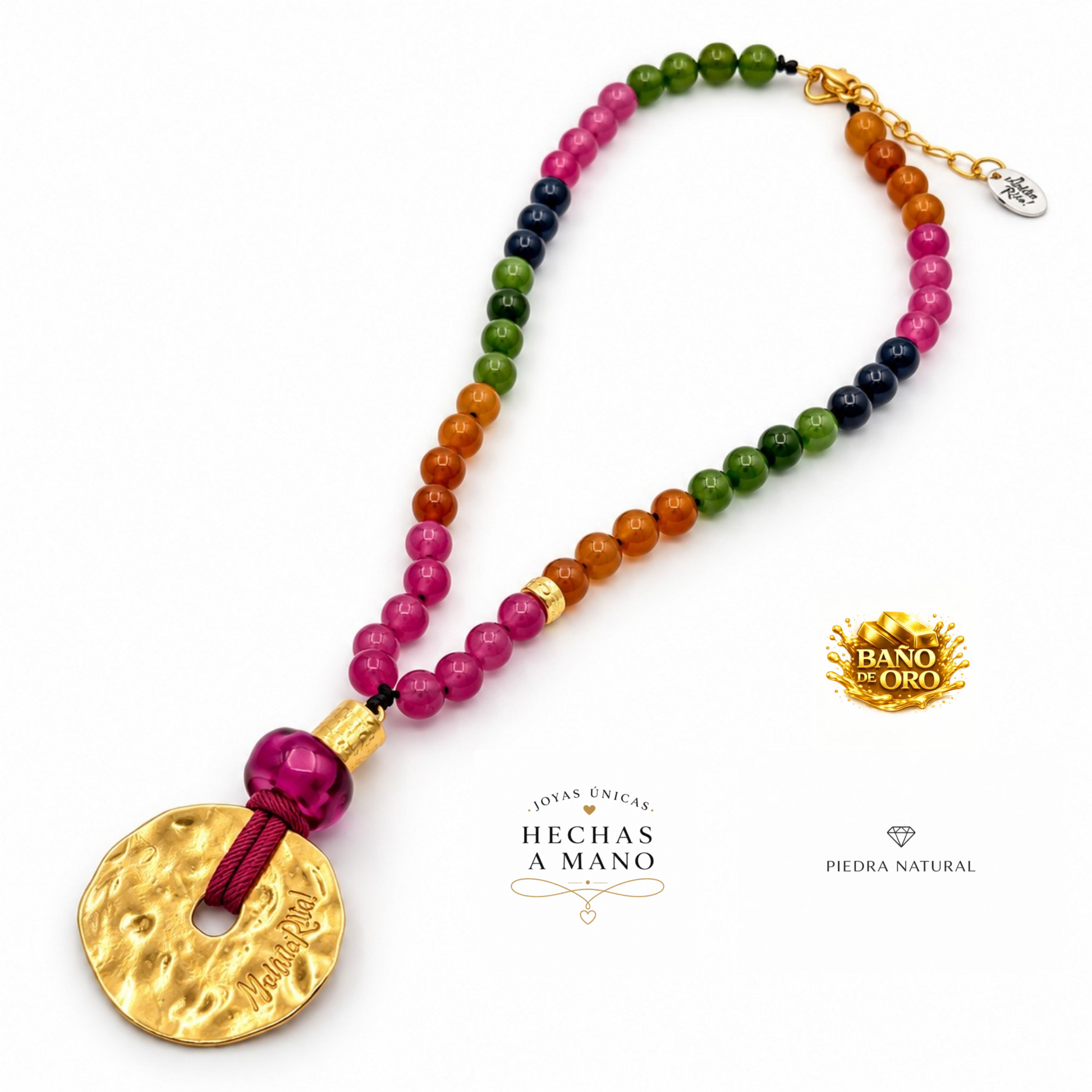 Collar de piedras naturales y medallón con baño de oro corto, colección Lunática de Maldita Rita Joyería. Detalles del colgante.