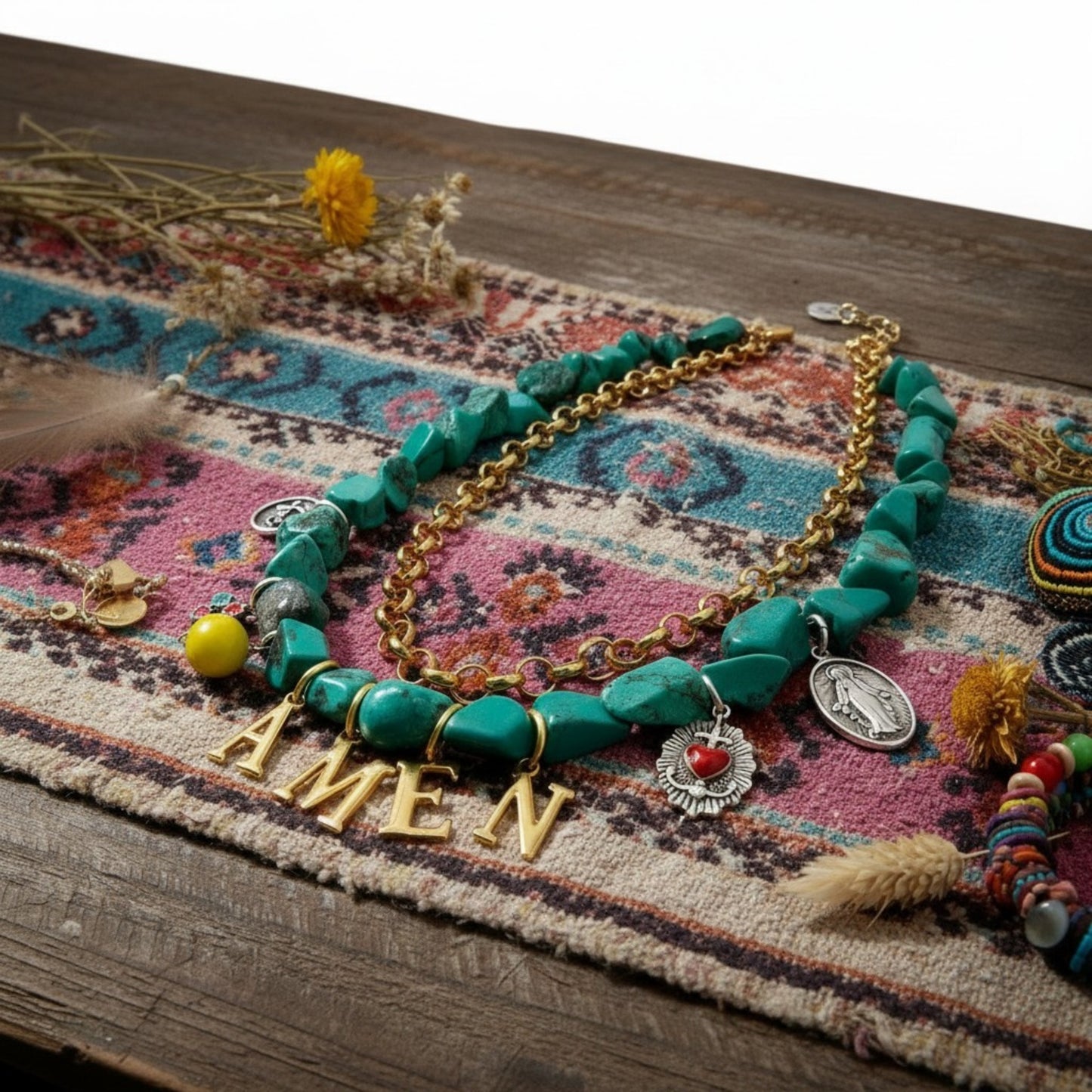 Collar Festivibe Amen, en turquesas, dorado y plata con colgantes, de la marca Maldita Rita. Estilo boho hippie festival. Mesa hippie style.