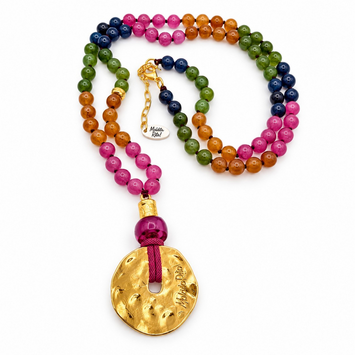 Collar de piedras naturales con medallón redondo en oro, colección Lunática oro de Maldita Rita Joyería.