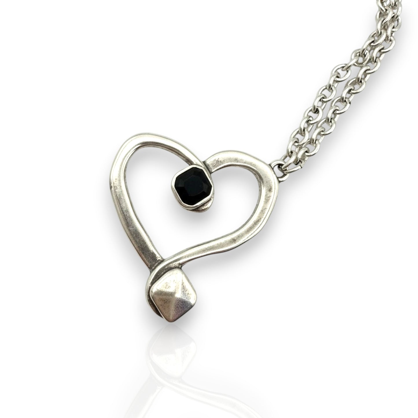 Colgante corazón plata con cristal de Swarovski nero y cadena, de Maldita Rita. Detalle del colgante.