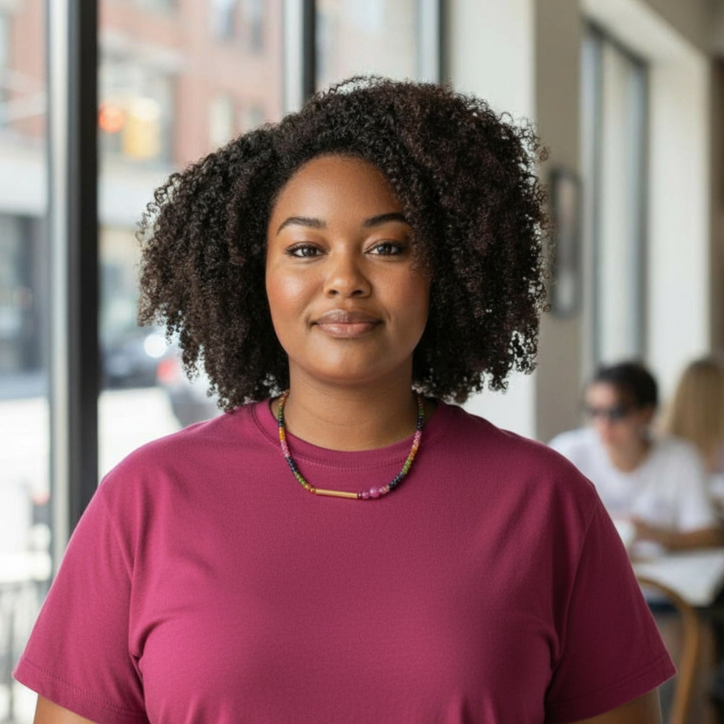 Gargantilla de piedras naturales en diferentes colores y tubo dorado, de Maldita Rita Joyería, con modelo
