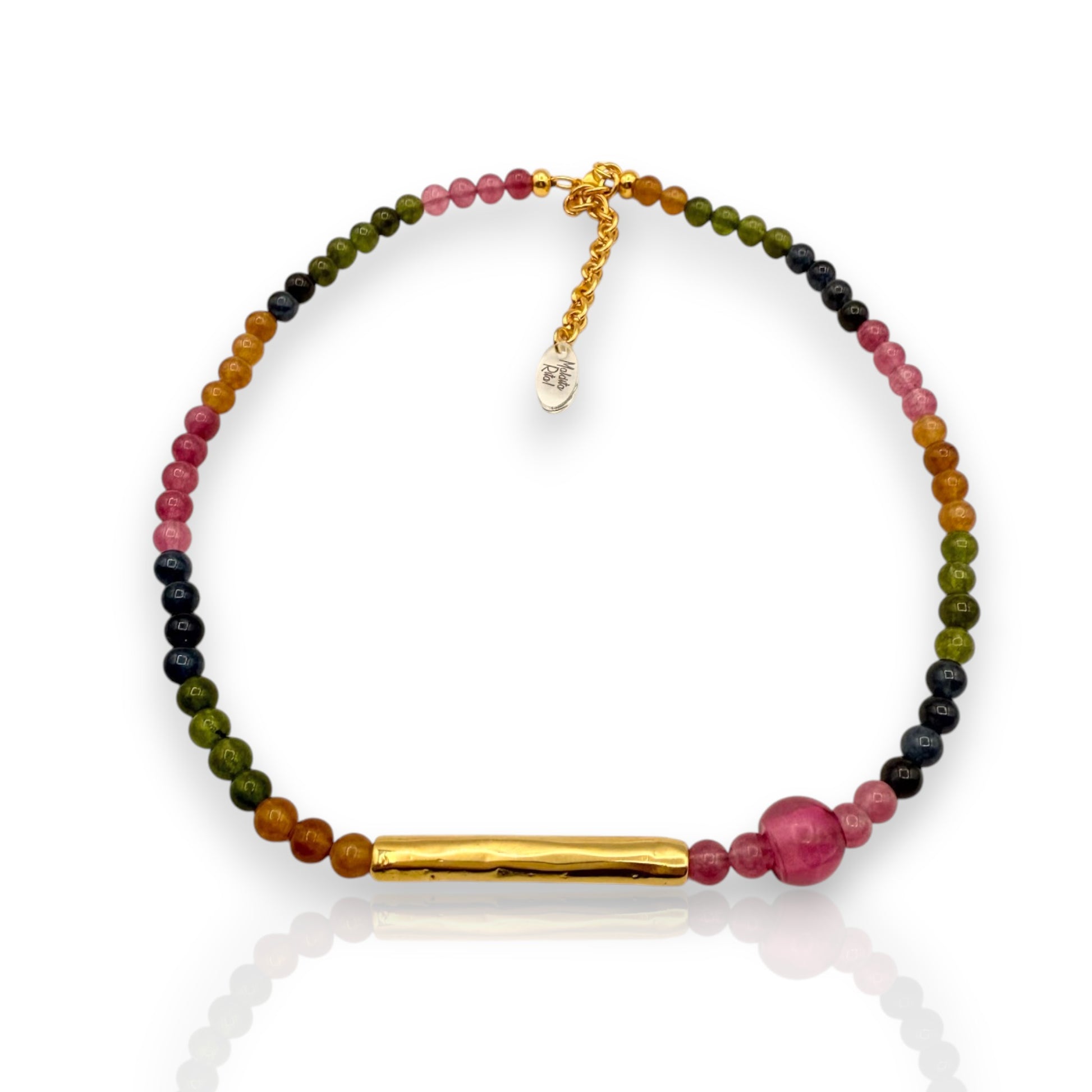 Gargantilla de piedras naturales en diferentes colores y tubo dorado, de Maldita Rita Joyería