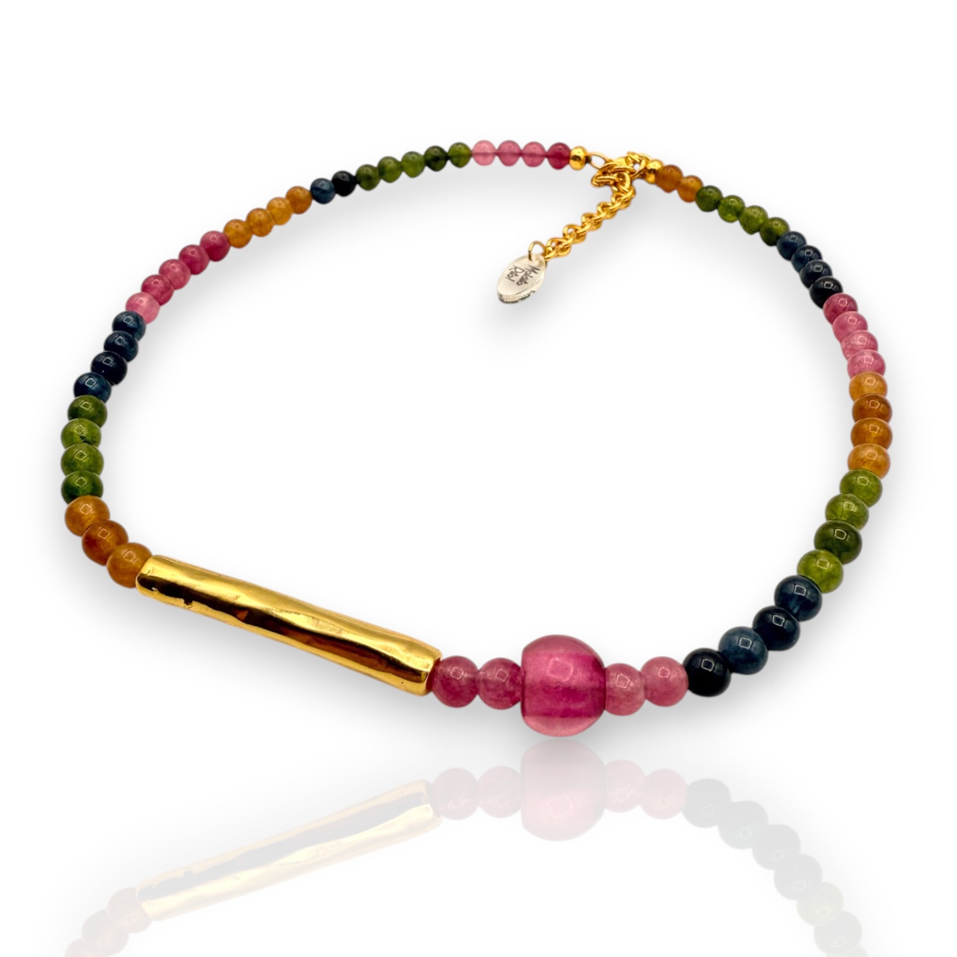Gargantilla de piedras naturales en diferentes colores y tubo dorado, de Maldita Rita Joyería. Vista leteral