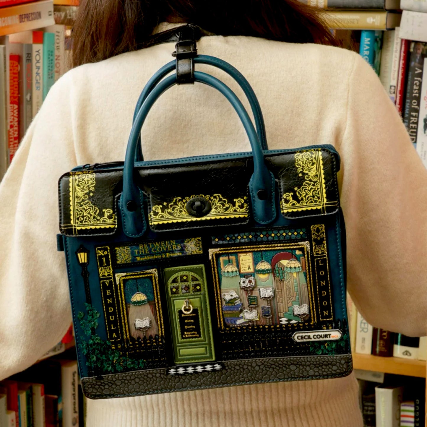 MOCHILA HARRIET BETWEEN THE COVERS BOOKBINDERS, venta en Maldita Rita, parte de atrás de la mochila