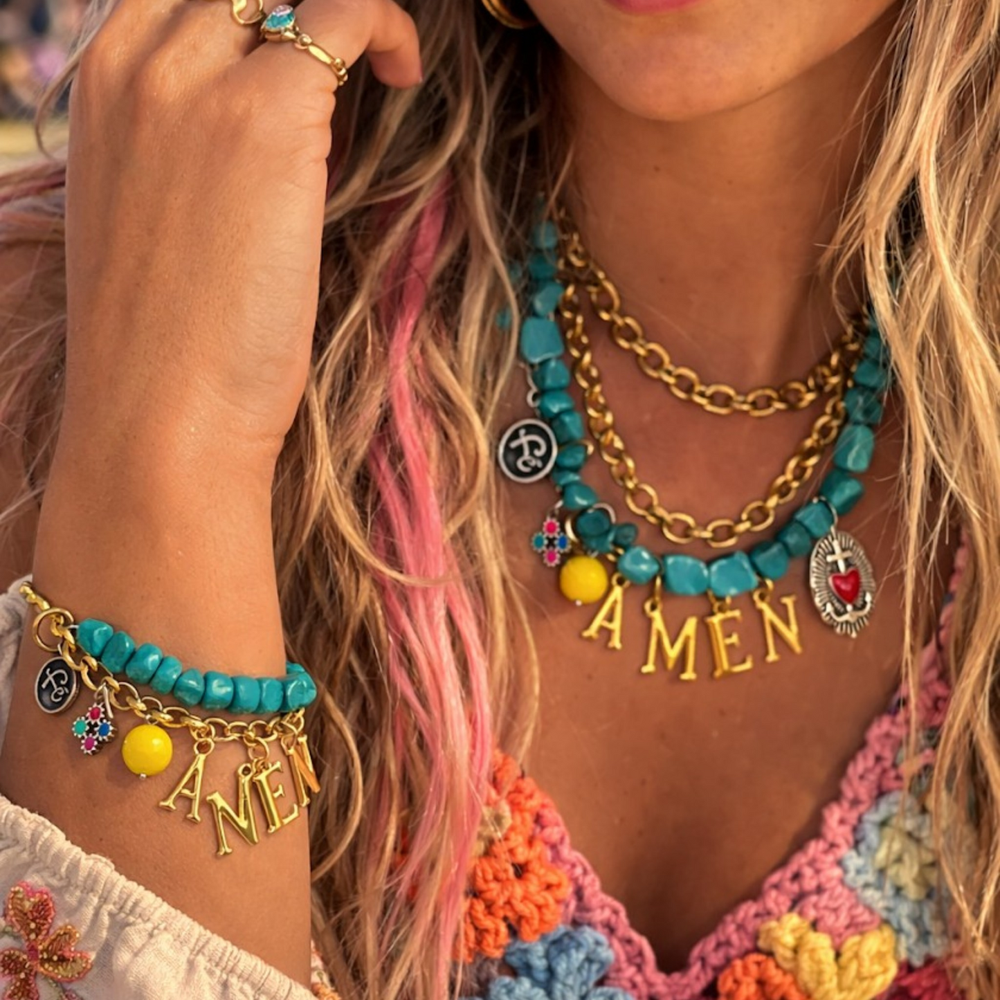 Collar Festivibe Amen, en turquesas, dorado y plata con colgantes, de la marca Maldita Rita. Estilo boho hippie festival. Collar y pulsera a conjunto
