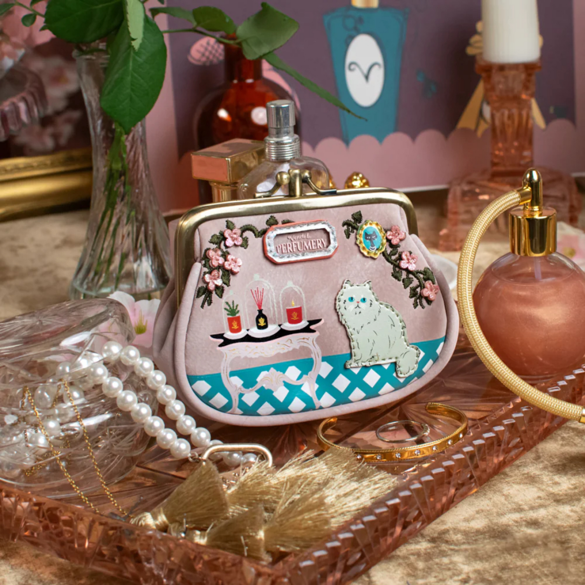Monedero de gato con boquilla, Vendula Perfumery, blush editión, venta en Maldita Rita, escena.