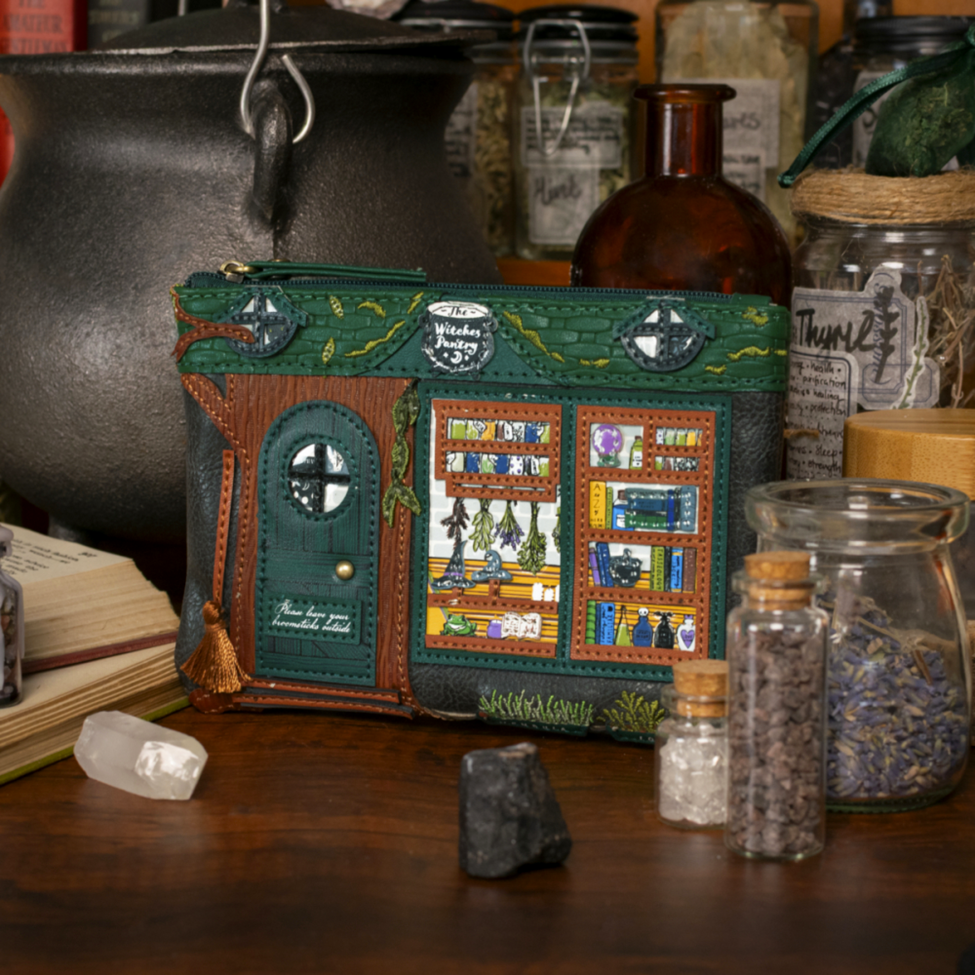 Monedero Llavero con cremallera The Whitches Pantry de Vendula London en Maldita Rita. Escenario