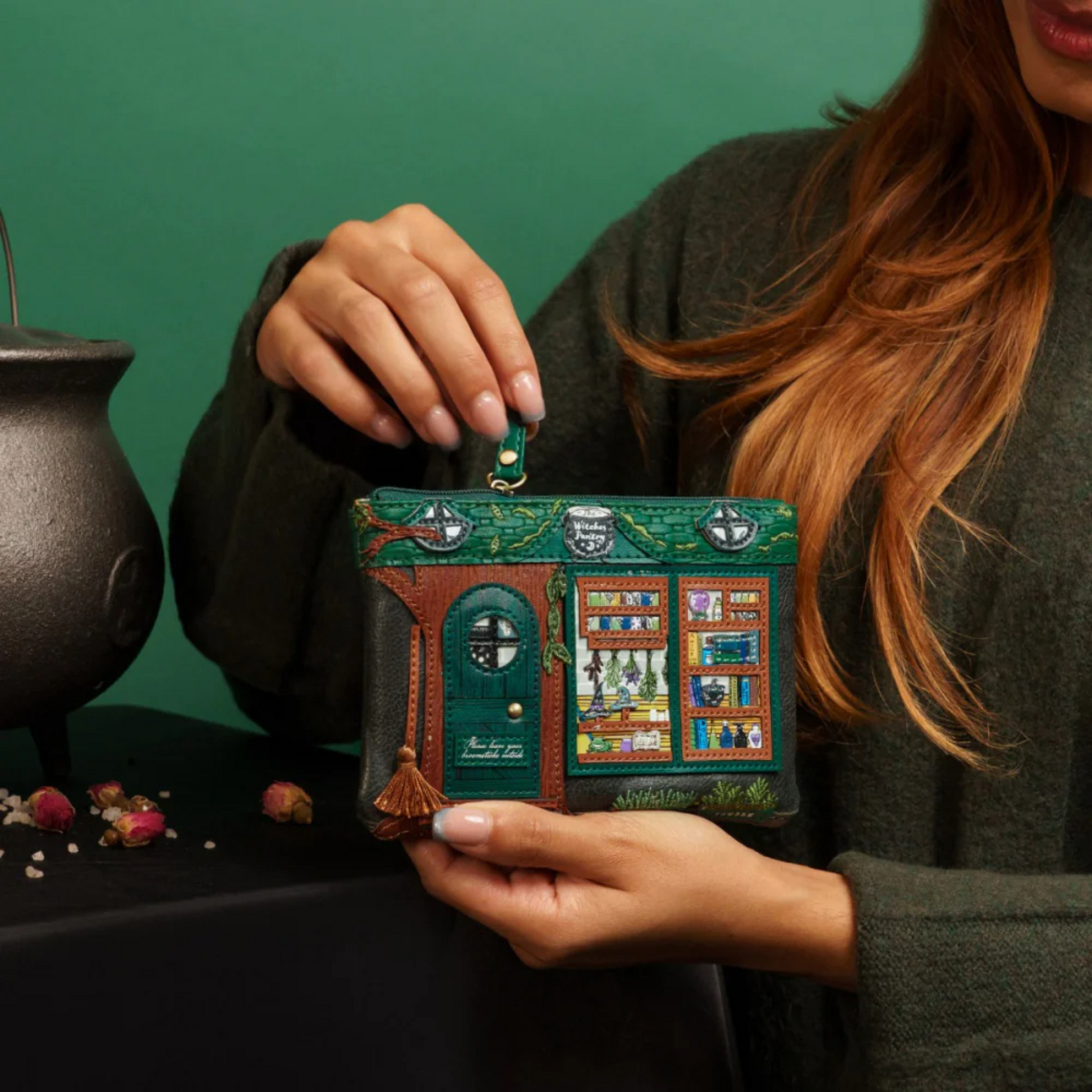 Monedero Llavero con cremallera The Whitches Pantry de Vendula London en Maldita Rita. Con modelo