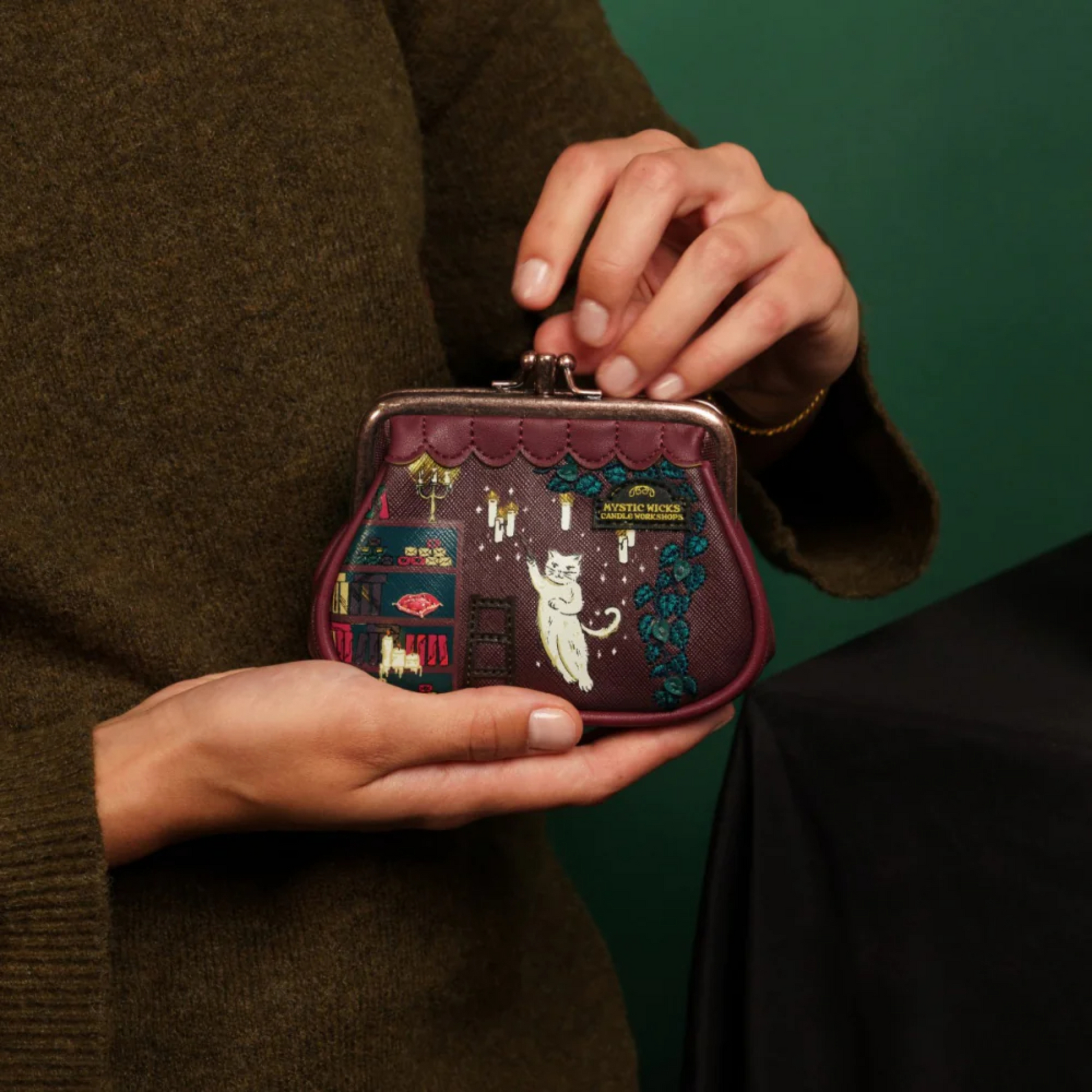 Clipper coin purse Mystic Wicks de Vendula London, venta en Maldita Rita, en manos de modelo.