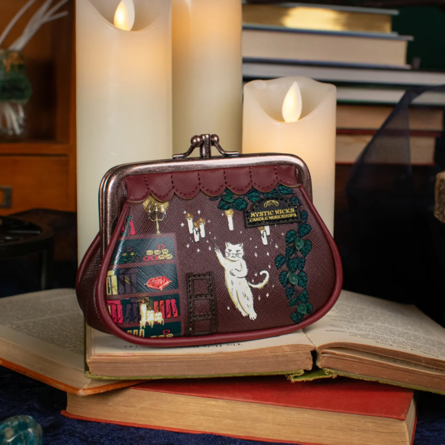 Clipper coin purse Mystic Wicks de Vendula London, venta en Maldita Rita, con velas y libros.